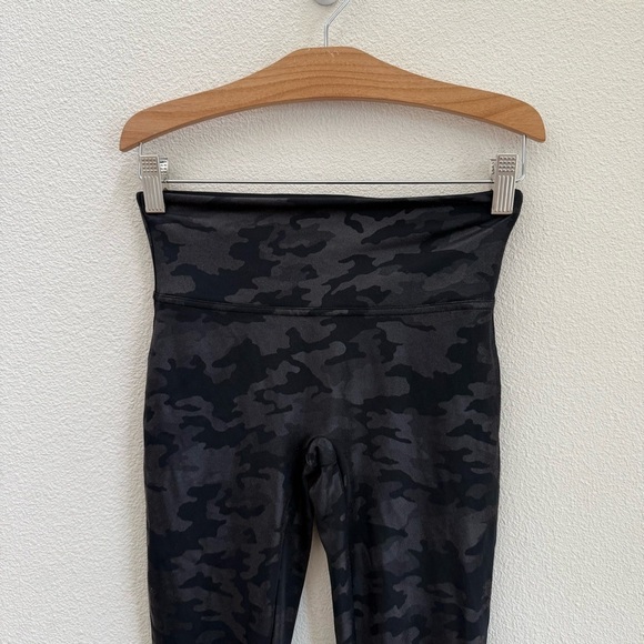Spanx Faux Leather Camo Leggings Size Small - Picture 4 of 6